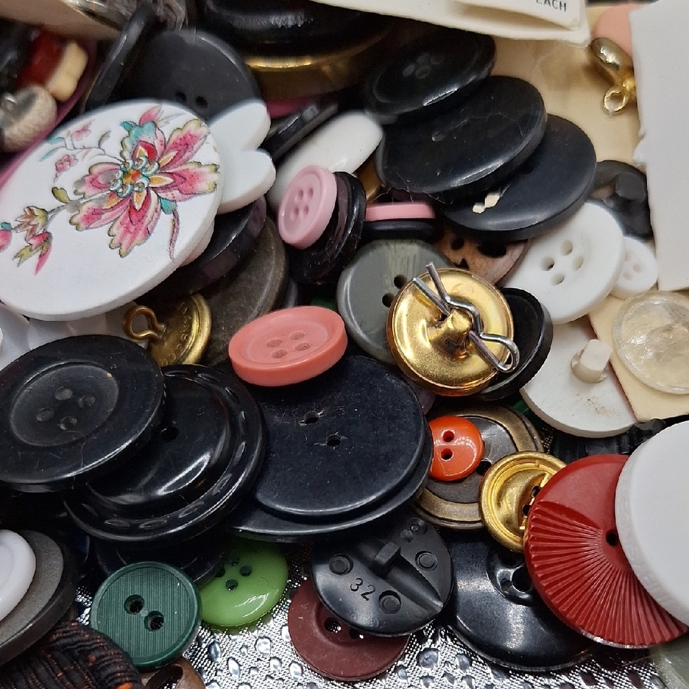 Assorted Button Collection - Picture 4 of 9